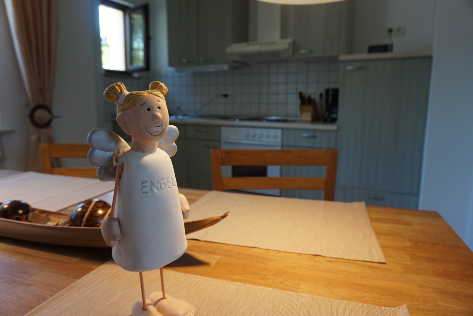 Esstisch mit Blick auf die Küche der Ferienwohnung